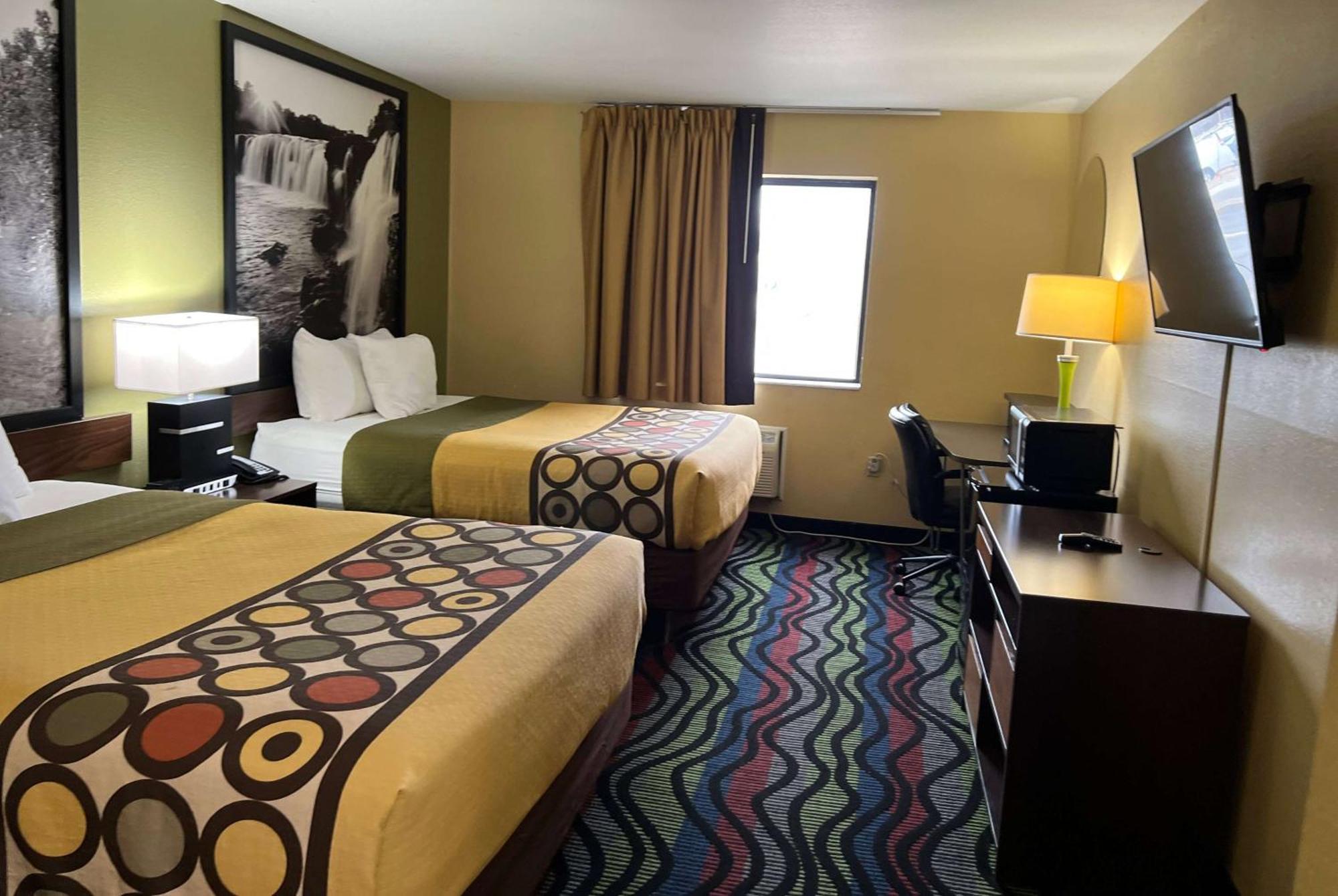 Super 8 By Wyndham Farmington Hotel Bagian luar foto